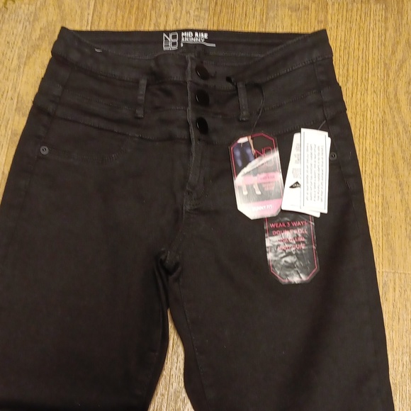 NO BO BLACK MID RISE SKINNY CROP JEANS - Picture 2 of 5